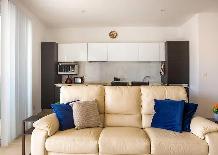 Exquisite 2-Bedroom Seafront Apartment In Spinola Bay